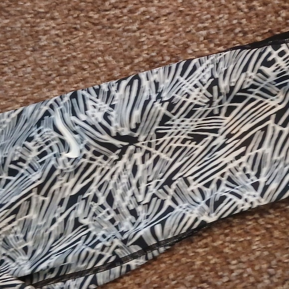 Nike Pro black & white athletic leggings. Size small - Picture 3 of 10